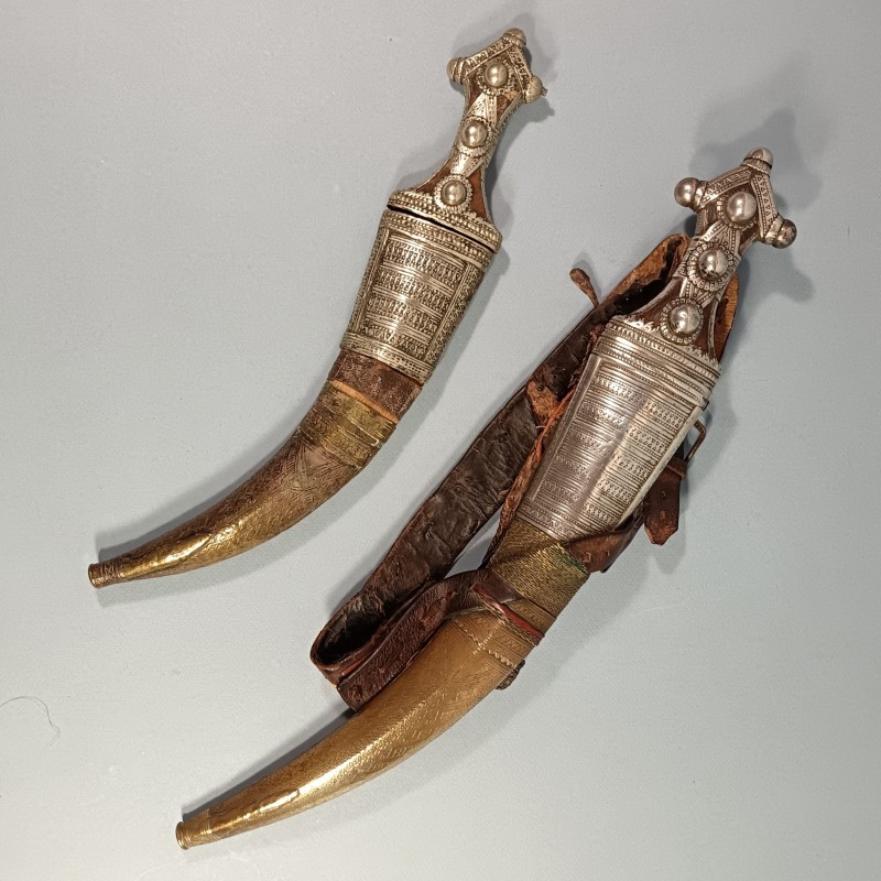 POIGNARD WAHABITE PENINSULE ARABIQUE ET AFRIQUE DE L'EST SABIKI WAHHABITE JAMBYIA DHARIA ENSEMBLE DE 2 POIGNARDS EN ARGENT